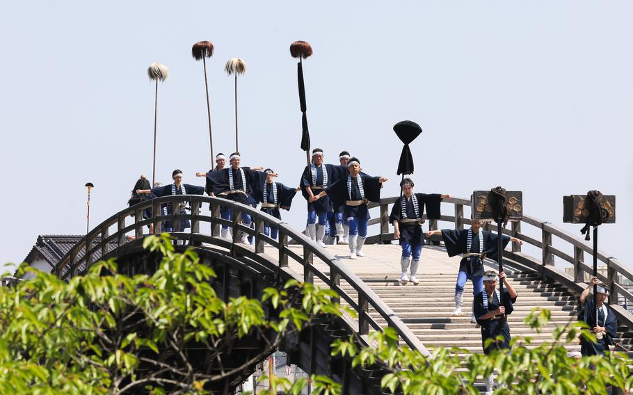 A daimyo (feudal lord’s) procession on Kintaikyo during Kintaikyo Festival.